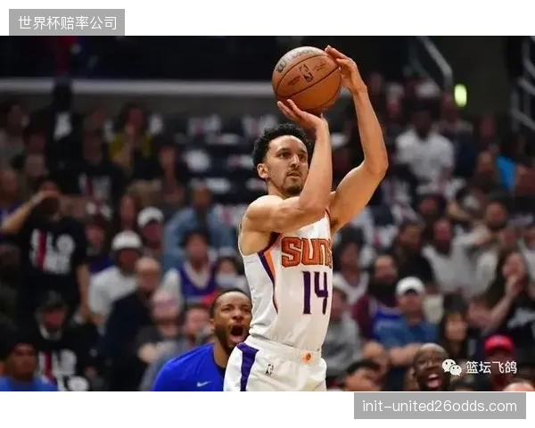 主教练需根据对手防守策略，权衡使用多库的纵深冲击或特罗萨德的肋部穿插以优化体能分配。